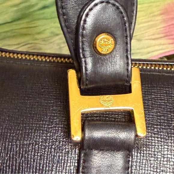 MCM München Barrel Shoulder Bag - Black Textured Leather Gold Zipper authentic - Picture 13 of 15